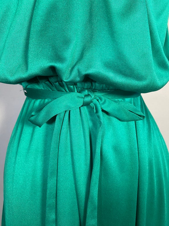 1970s Kelly Green Blouson Dress - image 4