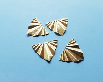 4 Pieces - Brass Textured Fan Charms - Textured Fan Shaped Raw Brass Pendant - Jewelry Supplies - 28,8x21,8x2,4mm