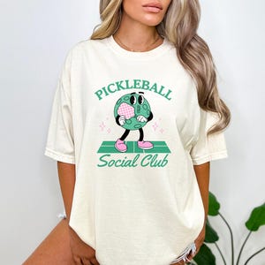 Pickleball-skjorta PNG Social Club png Preppy Sweatshirt Sublimeringsdesign Pickle Ball Paddle Clipart Rolig Pickleball png Digital nedladdning bild 7