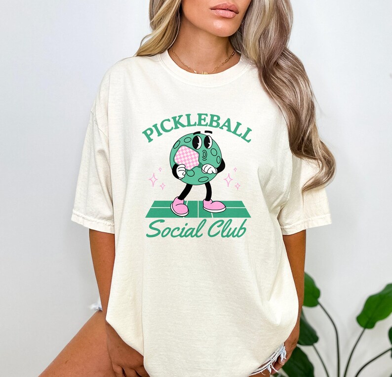 Pickleball-skjorta PNG Social Club png Preppy Sweatshirt Sublimeringsdesign Pickle Ball Paddle Clipart Rolig Pickleball png Digital nedladdning bild 7