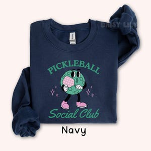 Pickleball-skjorta PNG Social Club png Preppy Sweatshirt Sublimeringsdesign Pickle Ball Paddle Clipart Rolig Pickleball png Digital nedladdning bild 5