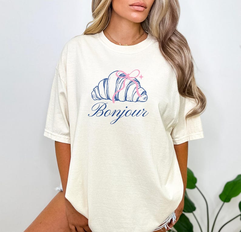 Bonjour Croissant Graphic Tee, Casual French Style Shirt, Women’s Light Beige Summer Top, Fashionable Streetwear T-Shirt