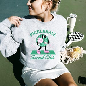 Pickleball-skjorta PNG Social Club png Preppy Sweatshirt Sublimeringsdesign Pickle Ball Paddle Clipart Rolig Pickleball png Digital nedladdning bild 4