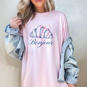 Women's Pink Bonjour T-shirt with Croissant Graphic, Casual Oversized Tee, French Inspired Fashion, Soft Cotton Top, Stylish Streetwear