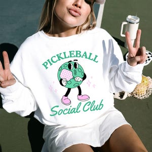 Pickleball-skjorta PNG Social Club png Preppy Sweatshirt Sublimeringsdesign Pickle Ball Paddle Clipart Rolig Pickleball png Digital nedladdning bild 2