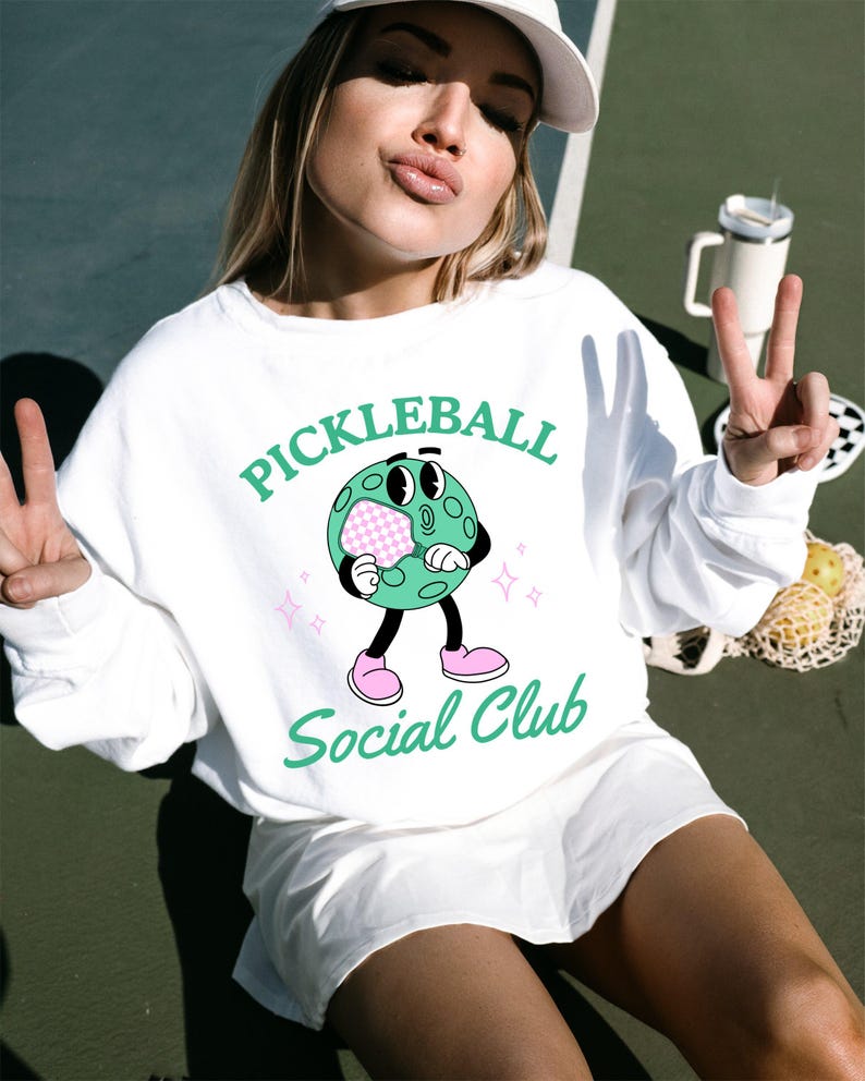 Pickleball-skjorta PNG Social Club png Preppy Sweatshirt Sublimeringsdesign Pickle Ball Paddle Clipart Rolig Pickleball png Digital nedladdning bild 2