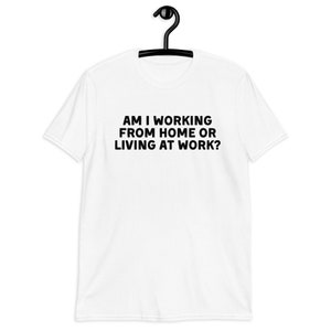 Est-ce que je travaille à domicile ou que je vis au travail drôle wfh - blagues sur le travail à domicileTシャツ