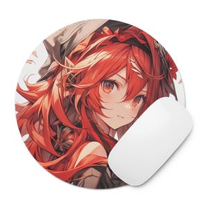Op de afbeelding: Ronde muismat met een kleurrijke anime-stijl illustratie van een personage met lang rood haar en rode ogen. Een witte computermuis ligt naast de muismat. Het ontwerp is gedetailleerd en levendig, ideaal voor een computer.
