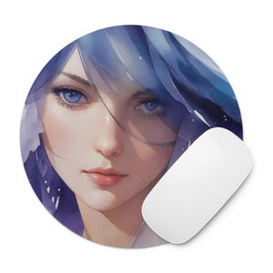 Op de afbeelding: Ronde muismat met een aquarel illustratie van een persoon met blauw haar en ogen. Een witte computermuis is rechts geplaatst. Het kunstwerk heeft een zachte, dromerige uitstraling.