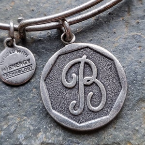 Pulsera con dije inicial B de Alex y Ani