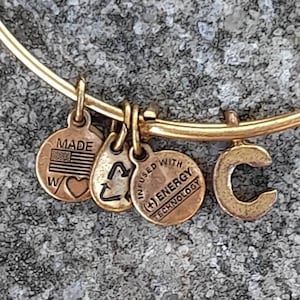 Pulsera con dije inicial C de Alex and Ani