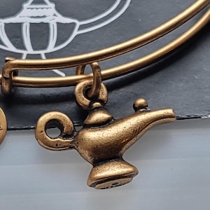Braccialetto con ciondolo a forma di lampada di luce di Alex e Ani