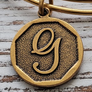Pulseira com pingente inicial G de Alex e Ani