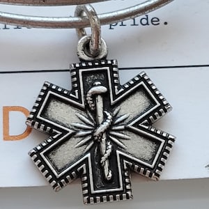 Alex und Ani Medizinischer Charm Armreif