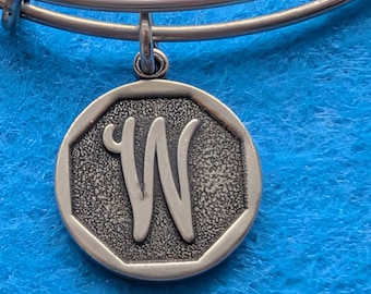 Pulsera rígida con dije inicial W de Alex and Ani