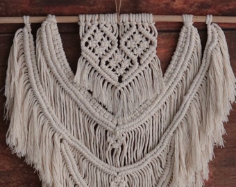 Tenture murale ethnique en macramé, décoration Boho à franges écrues, cadeau de pendaison de crémaillère chic, décor de bureau tissé à la main, macramé unique sur bâton en bois