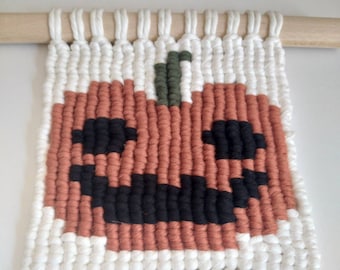 Macramé Halloween Citrouille Tenture murale, Boho Style Fiber Art Orange Fall Home Decor, Cadeau de pendaison de crémaillère unique fait à la main, Porte d'entrée suspendue