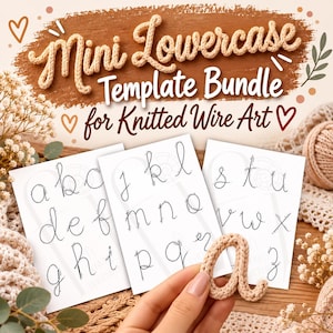 Può includere: Un pacchetto di modelli per arte con filo lavorato a maglia con il testo Mini Lowercase Template Bundle for Knitted Wire Art. Tre fogli bianchi mostrano lettere minuscole dalla a alla z in corsivo nero.
