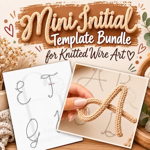 以下が含まれることがあります： Mini Initial Template Bundle for Knitted Wire Artというテキストが記載されたニットワイヤーアート用のデジタルテンプレートバンドル。画像には、筆記体の文字が印刷されたガイドと、ベージュ色のニットワイヤーで作られた文字Aが表示されています。