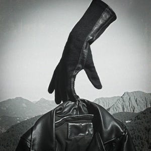 以下が含まれることがあります： 黒い革のジャケットは、ジッパーで閉じており、前面に大きなポケットがあります。ジャケットは、画像の上部から下に伸びている黒い手袋に吊るされています。