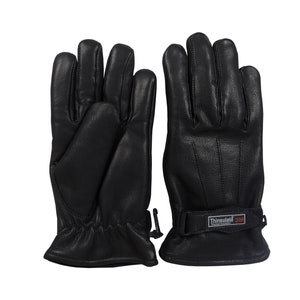 Puede incluir: Un par de guantes de cuero negro con una etiqueta Thinsulate 3M en la correa de la muñeca.