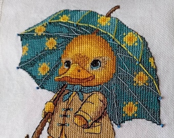 アヒルの子のクロスステッチパターン、傘を持ったアヒルの刺繍の絵を