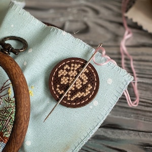 Needle minder DIY, Beginner embroidery kit, Needle keeper with easy cross stitch pattern, Round wooden needle holder, FLTL-039-044 image 1