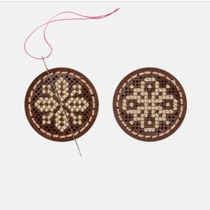 Needle minder DIY, Beginner embroidery kit, Needle keeper with easy cross stitch pattern, Round wooden needle holder, FLTL-039-044 FLTL-040