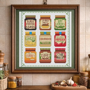 Könnte beinhalten: Ein gerahmtes Kreuzstichbild mit neun Gewürzgläsern, die mit verschiedenen Gewürzen beschriftet sind. Die Gläser sind in einem Raster angeordnet und enthalten "Black Pepper", "Space Mix", "Bay Leaves", "Ground Ginger", "Coriander", "Hot Smoky Paprika", "Spicy Curry", "Whole Cloves" und "Star Anise."