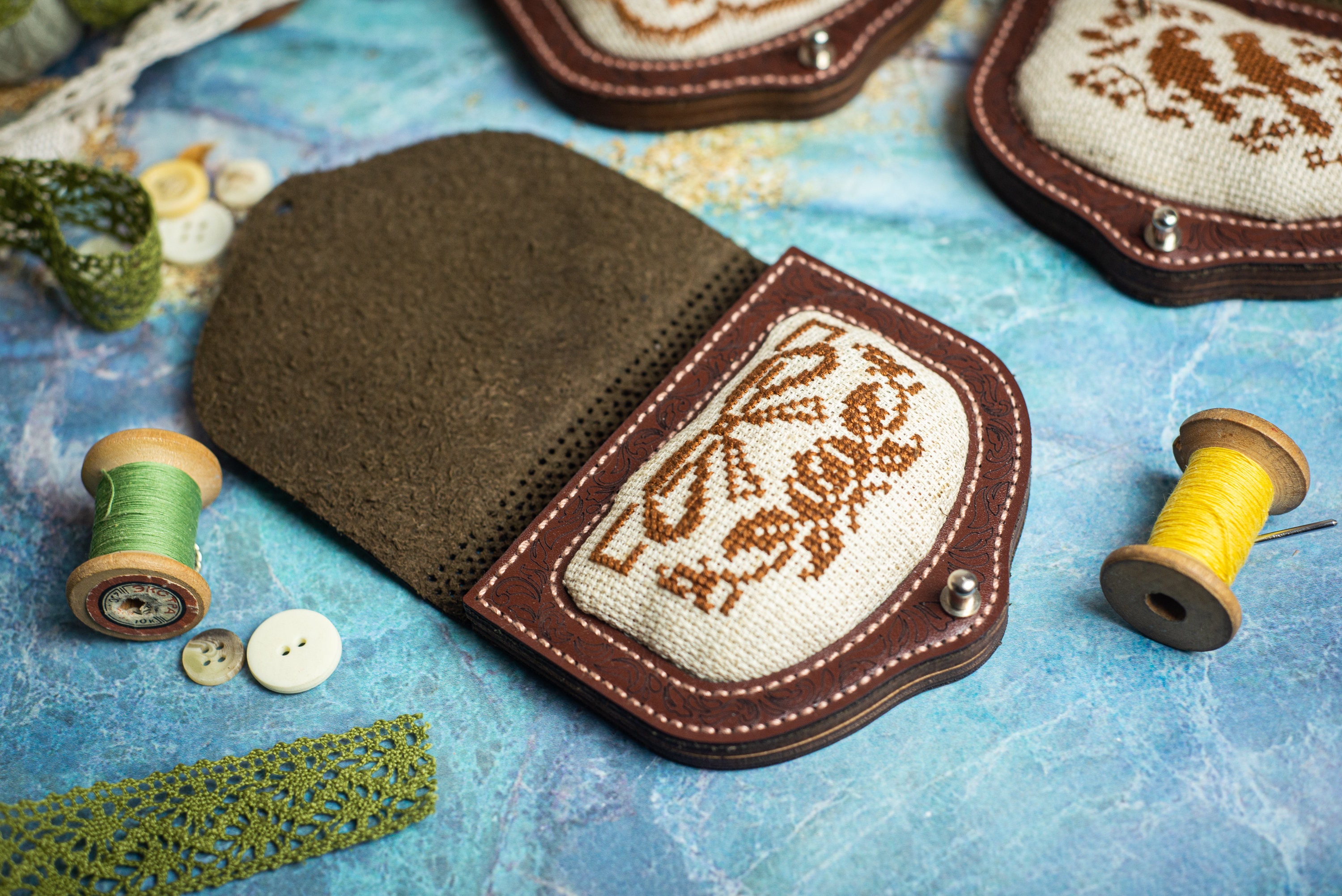 Nadelhalter Mit Holzsockel - Halbkreisförmiges Nadelkissen Für DIY Stickerei Blau