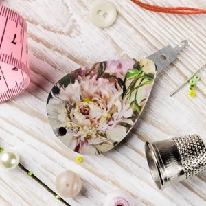 Wooden needle threader with floral art print, needlecraft for DIY embroidery, cross stitch sewing supplies, craft tool knitting
