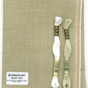 以下が含まれることがあります： ベージュのリネン生地に、「ZWEIGART 3609-323 32ct BELFAST-SUMMER KHAKI 100% LINEN」と書かれたラベルが付いています。刺繍糸の糸巻きが2つ付属しており、1つは白、もう1つはベージュです。