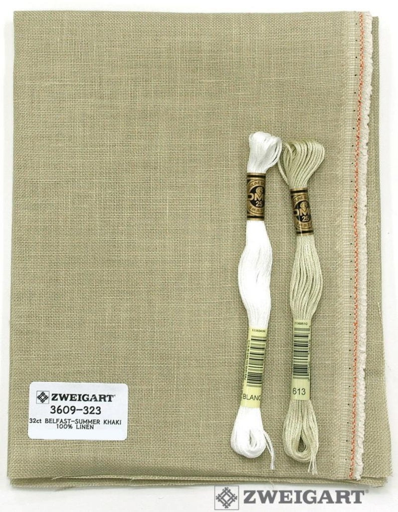 以下が含まれることがあります： ベージュのリネン生地に、「ZWEIGART 3609-323 32ct BELFAST-SUMMER KHAKI 100% LINEN」と書かれたラベルが付いています。刺繍糸の糸巻きが2つ付属しており、1つは白、もう1つはベージュです。