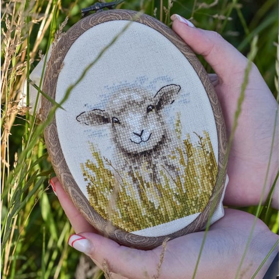 羊のクロスステッチパターン、野原の子羊のデザイン、農場の動物の