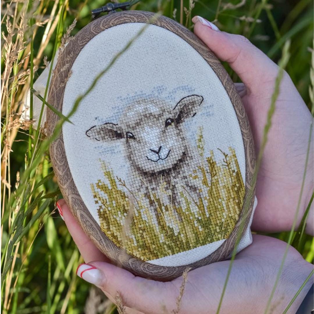 羊のクロスステッチパターン、野原の子羊のデザイン、農場の動物の