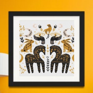 Op de afbeelding: Ingelijste kunstdruk met een symmetrisch ontwerp. Het toont zwarte en gouden paarden, konijnen, handen, ogen en hemelse elementen op een witte achtergrond. Het kunstwerk is ingelijst in een zwarte vierkante lijst.