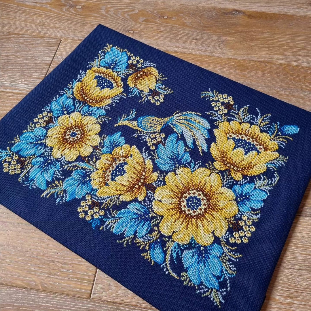 黄色と青の花のクロスステッチ模様、ウクライナのフローラル刺繍