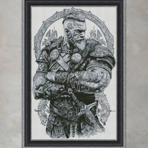 Könnte beinhalten: Schwarz-weiß gerahmter Druck eines Wikingerkriegers mit Vollbart, Tätowierungen und detaillierter Rüstung. Das Kunstwerk zeigt komplizierte Muster und ein dekoratives kreisförmiges Design hinter der Figur. Die Arme des Kriegers sind verschränkt, und er hat einen strengen Ausdruck.