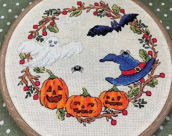 Halloween wreath cross stitch pattern, ghost, pumpkins design, Spooky Jack O Lantern x-stitch