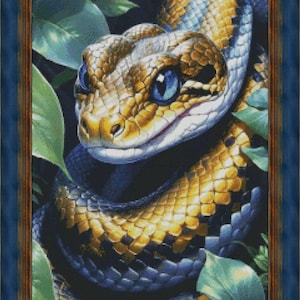 Puede incluir: Obra de arte enmarcada con una ilustración detallada de una serpiente. La serpiente tiene un patrón dorado y negro con ojos azules, rodeada de hojas verdes. El marco es de color azul oscuro.