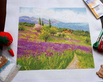 Patrón de punto de cruz de campo de flores, paisaje rural de verano en punto de cruz, diseño digital de lirios lila