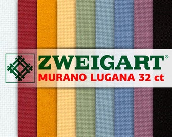 Può includere: Un assortimento di campioni di tessuto in diversi colori, tra cui bianco, rosso, giallo, beige, verde, blu, viola e nero. Il tessuto è una miscela di lino e ha una trama testurizzata. I campioni sono etichettati "ZWEIGART MURANO LUGANA 32 ct".