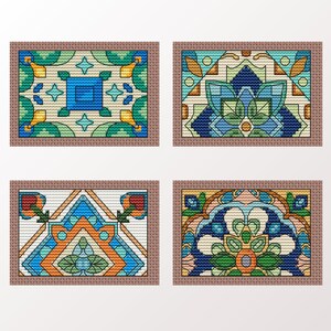 Op de afbeelding: Vier kleurrijke vierkante tegels met ingewikkelde geometrische patronen in tinten blauw, groen, oranje en wit. De tegels zijn omlijst met een bruine rand.