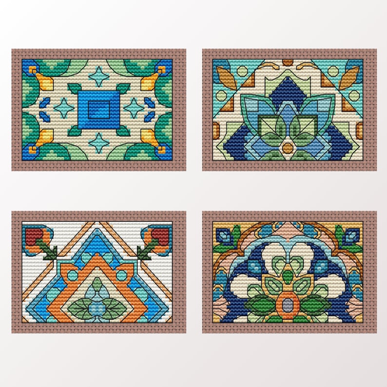 Op de afbeelding: Vier kleurrijke vierkante tegels met ingewikkelde geometrische patronen in tinten blauw, groen, oranje en wit. De tegels zijn omlijst met een bruine rand.