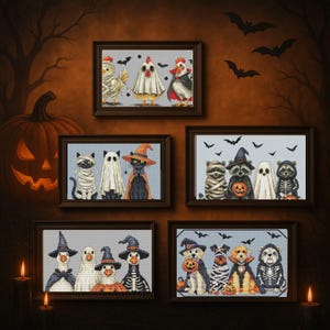 Può includere: Cinque opere d'arte a punto croce incorniciate con animali a tema Halloween. Le opere raffigurano polli, gatti, procioni, oche e cani vestiti con costumi come mummie, fantasmi, streghe e scheletri. Lo sfondo è arancione scuro con pipistrelli e una zucca.