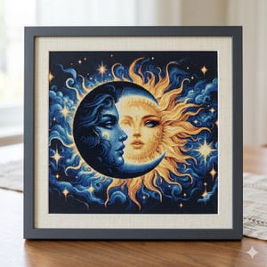 Può includere: Opera d'arte incorniciata con un design celeste. L'immagine raffigura un sole e una luna faccia a faccia, con una luna blu e un sole giallo. Lo sfondo è blu scuro con stelle e nuvole. La cornice è grigio scuro.