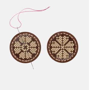 Needle minder DIY, Beginner embroidery kit, Needle keeper with easy cross stitch pattern, Round wooden needle holder, FLTL-039-044 FLTL-039