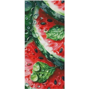 Può includere: Un'illustrazione vibrante di fette di anguria con polpa rosso brillante, semi scuri e buccia verde. La superficie è coperta da gocce d'acqua trasparenti e foglie di menta verde fresca, creando una composizione visiva ricca di dettagli.