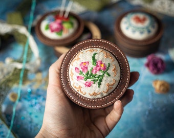 クロスステッチのピンクッションDIYセット3キット、大人向けの針ケース