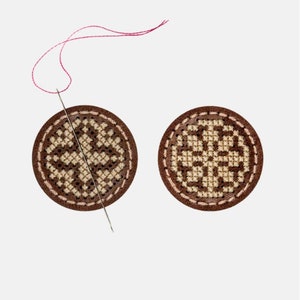 Needle minder DIY, Beginner embroidery kit, Needle keeper with easy cross stitch pattern, Round wooden needle holder, FLTL-039-044 FLTL-042